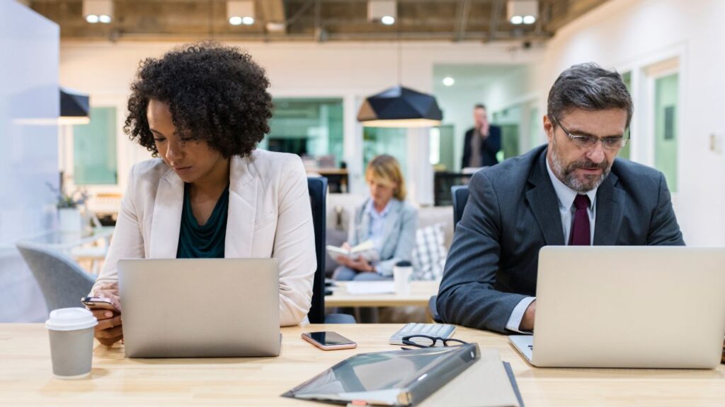 especialização em DHO - dois executivos em frente a seus notebooks